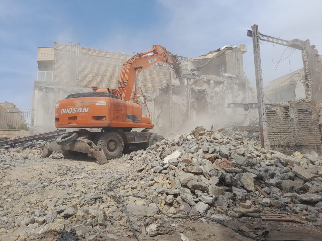 تخریب ساختمان و خاکبرداری در اصفهان